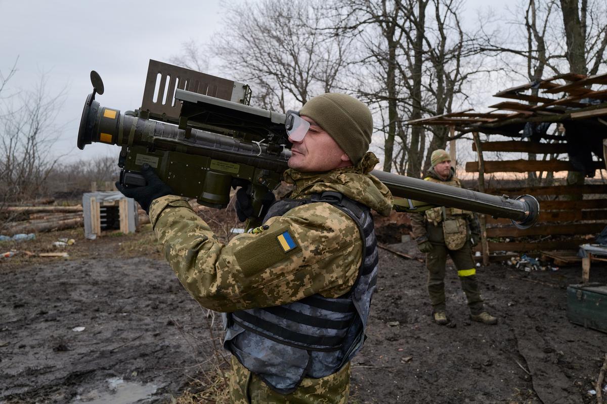 Боец ВСУ с ПЗРК, используемым для сбития дронов. Бахмут, Донецкая область, декабря 2022 года. Фото: Pierre Crom/Getty Images