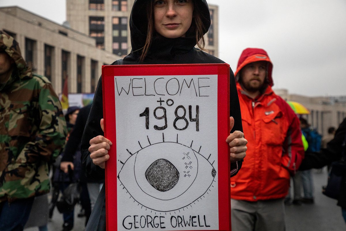 Плакат на митинге в поддержку политзаключенных в Москве, 29 сентября 2019 года. Фото: Николай Винокуров / Alamy / Vida Press