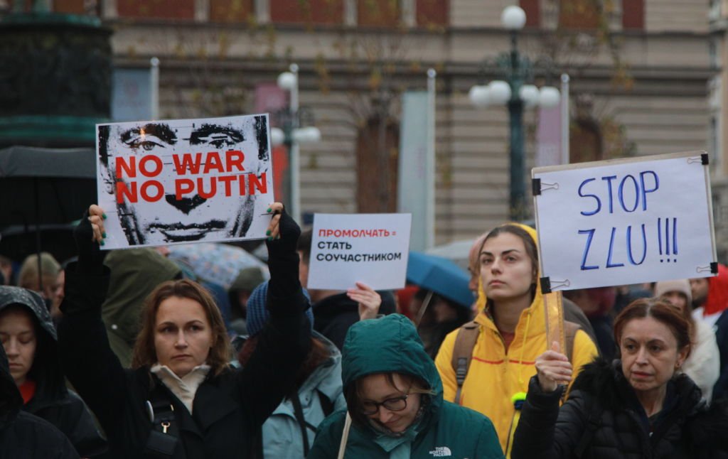 Участники антивоенного митинга в Белграде, декабрь 2022 года. Фото: Milos Miskov / Anadolu Agency / Getty Images