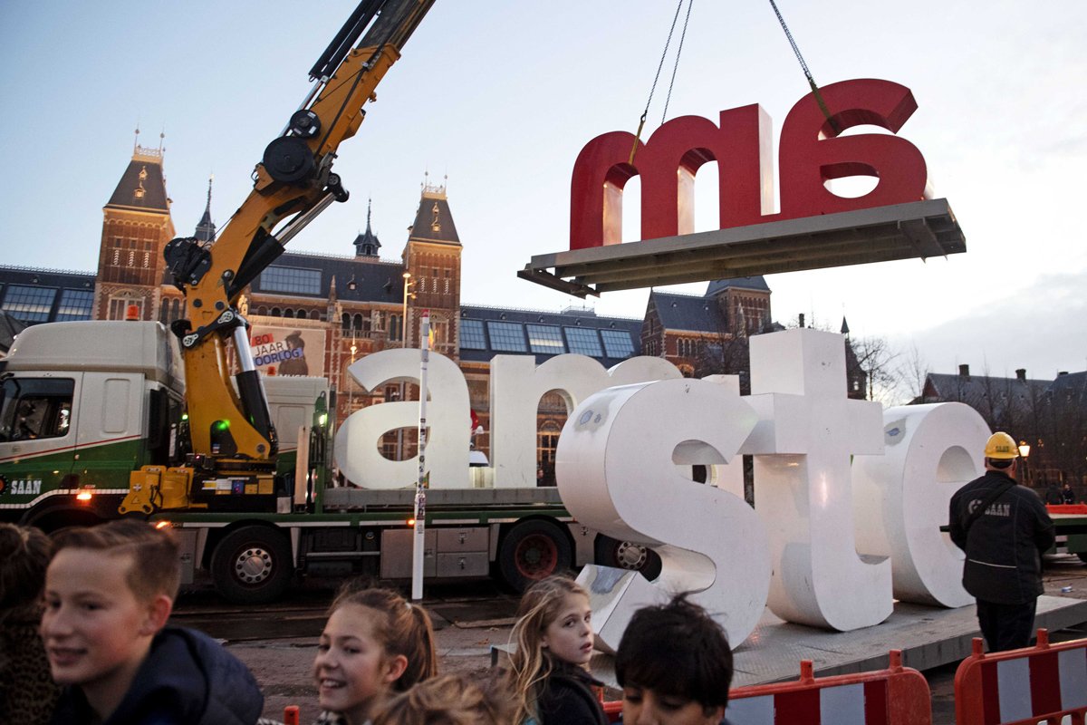 Демонтаж красно-белых букв «I AMsterdam» Музейной площади (Museumplein) в Амстердаме, Нидерланды, 3 декабря 2018 года. Фото: Olaf Kraak / EPA-EFE