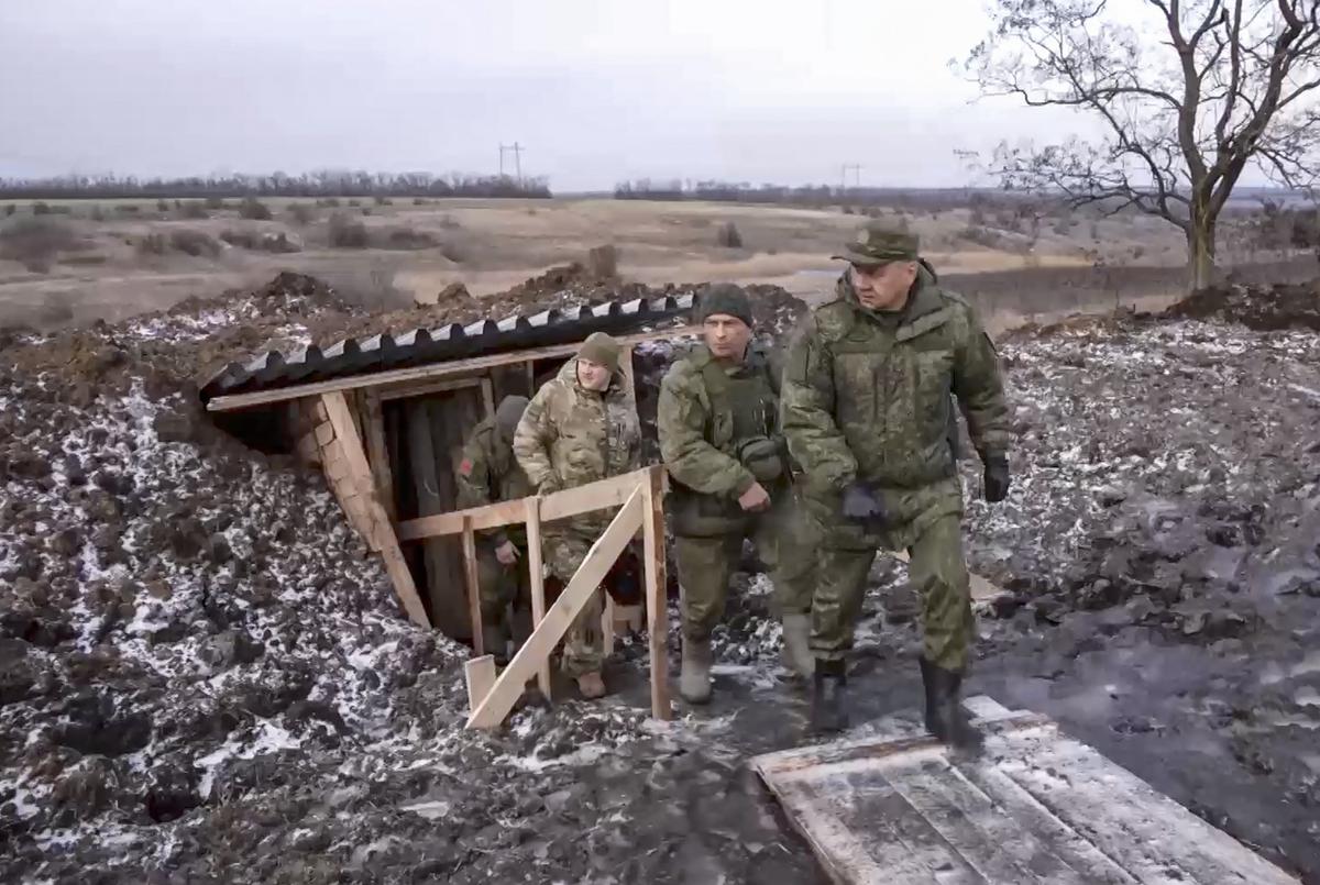 Сергей Шойгу инспектирует позиции российских войск в Украине, 22 декабря 2022 года. Фото: RUSSIAN DEFENCE MINISTRY PRESS SERVICE