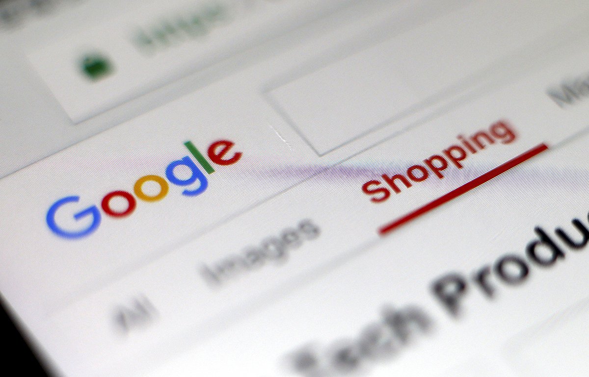 Логотип сервиса Google shopping на смартфоне. Фото: Ritchie B. Tongo / EPA